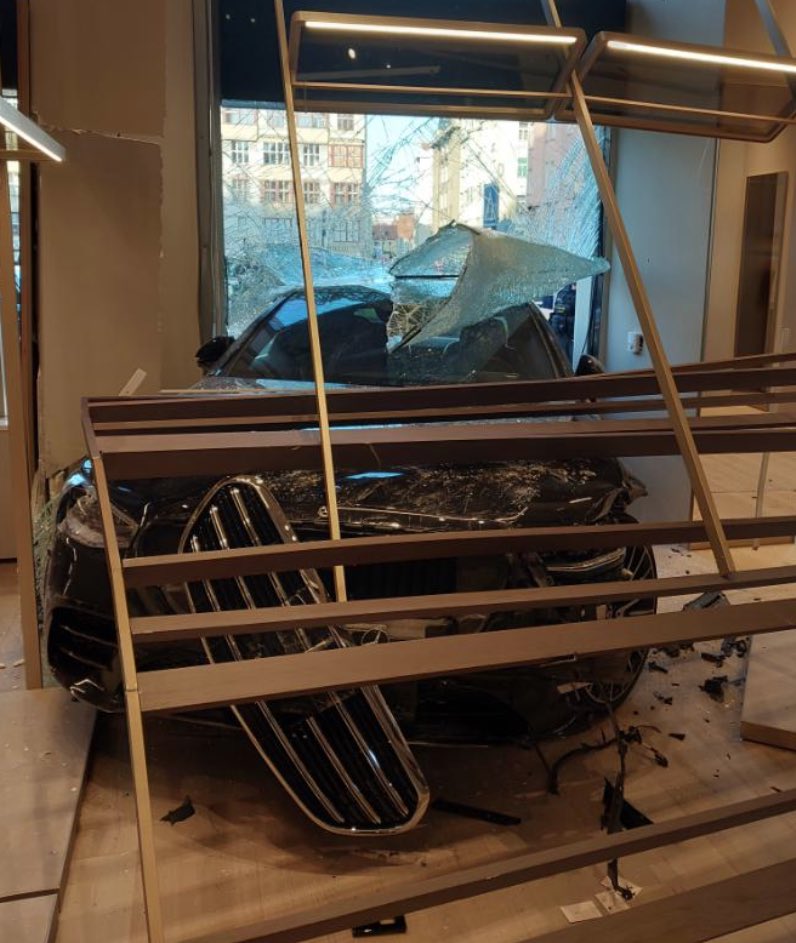 Řidička mercedesu projela v Pařížské ulici v Praze výlohou do prodejny. Zdroj: Policie ČR