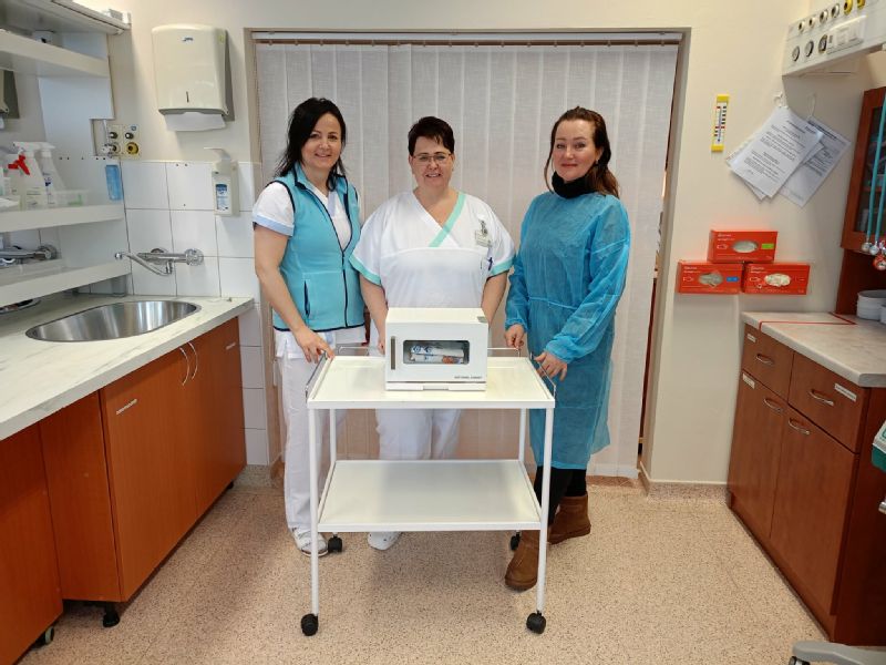 Novorozenecké oddělení Nemocnice AGEL Valašské Meziříčí získalo nový ohřívač textilií.