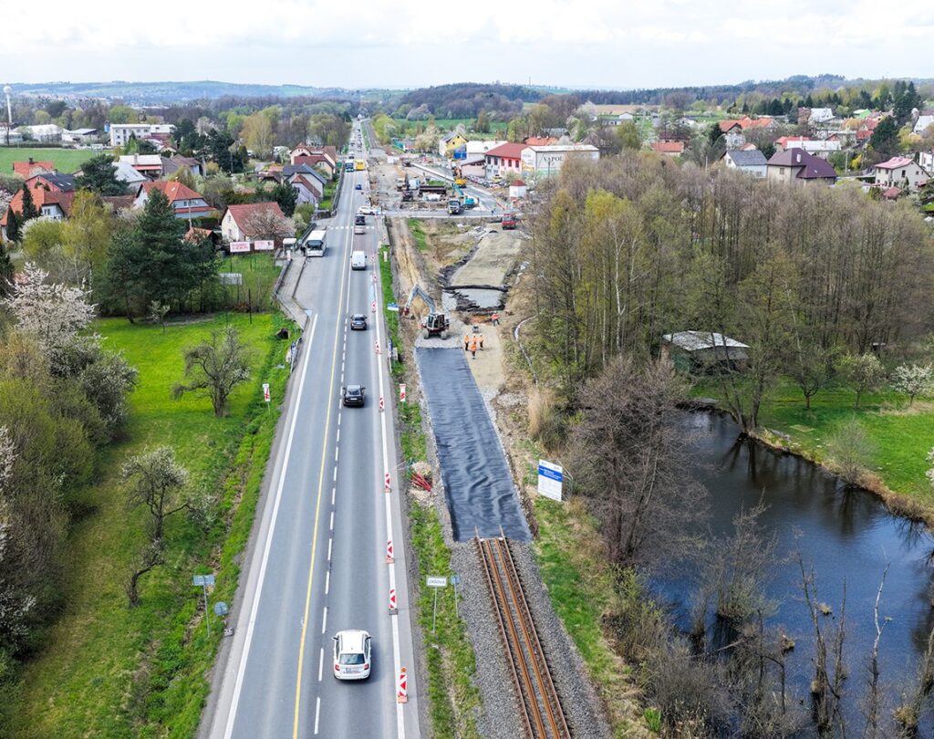 Úprava železniční tratě kvůli rozšíření silnice. Zdroj: ŘSD Zlínského kraje