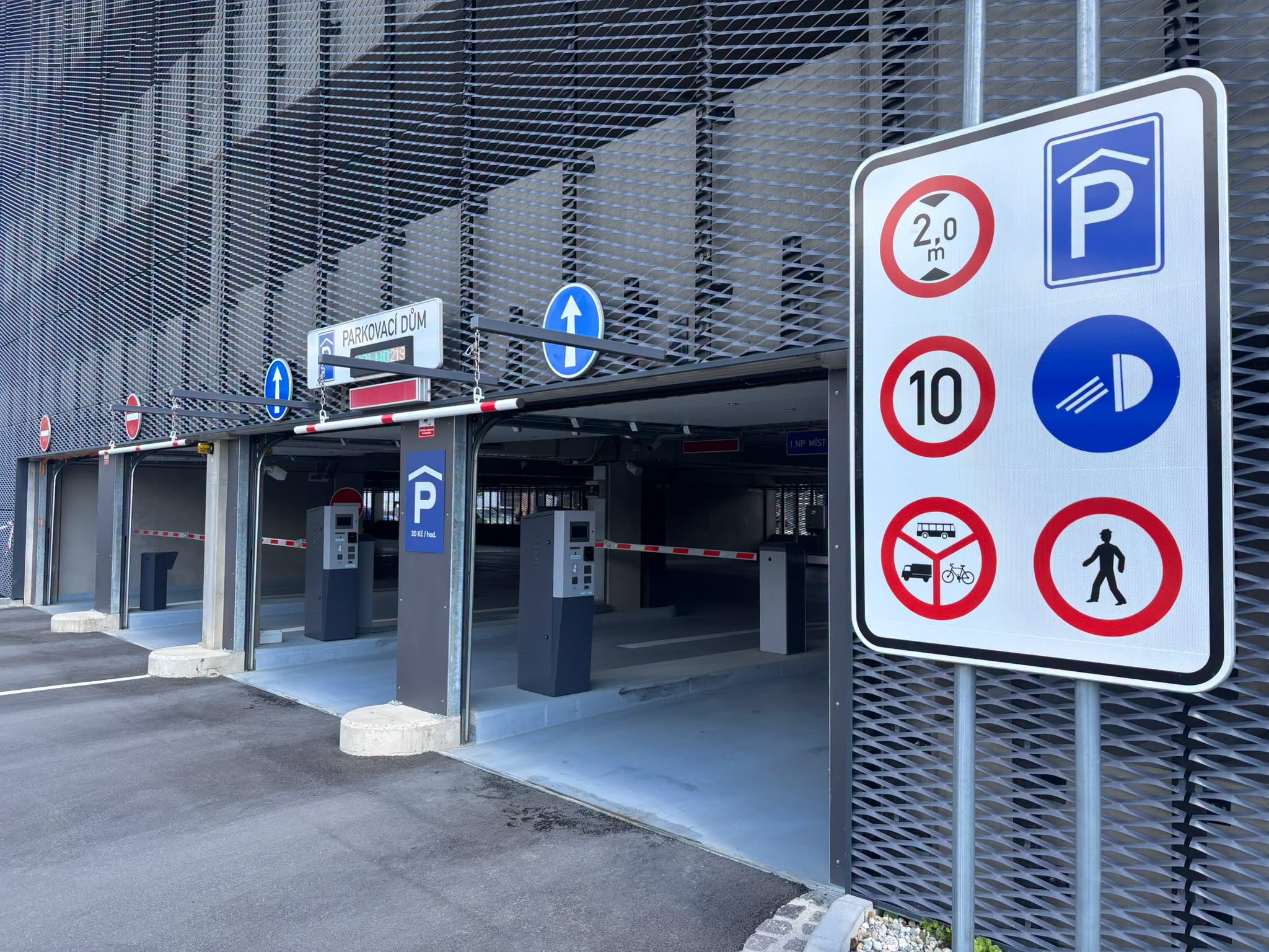 Do parkovacího domu na Vsetíně nově vjedou vyšší auta. Zdroj: město Vsetín