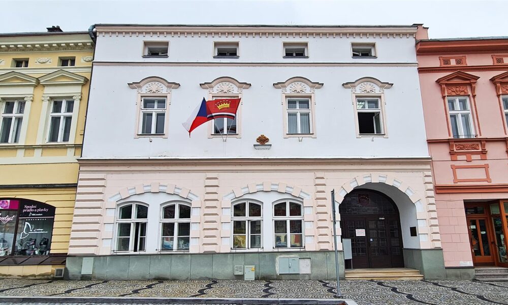 Valašské Meziříčí řeší obvinění pedagoga, přišel o místo kurátora
