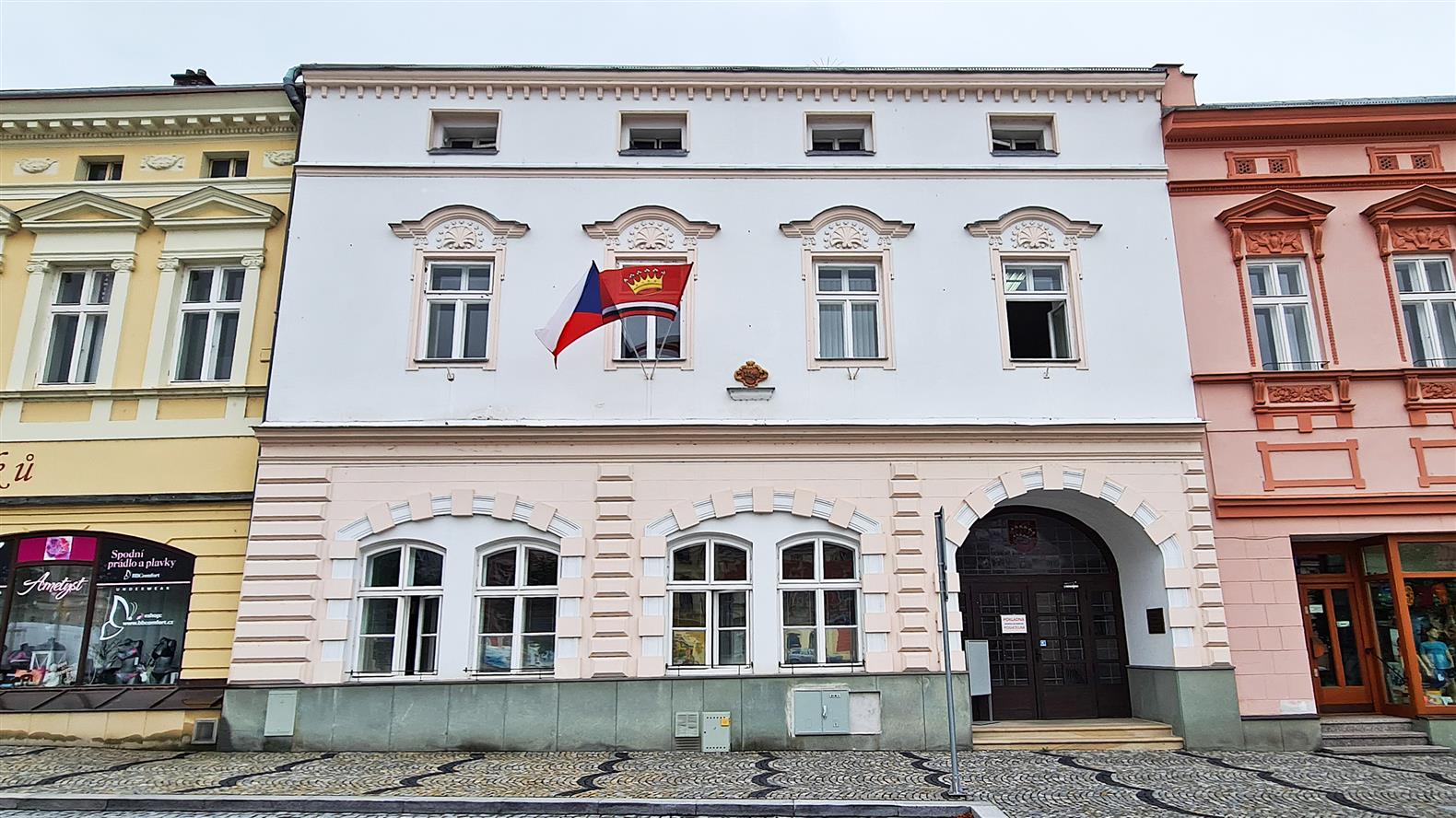 Valašské Meziříčí řeší obvinění pedagoga, přišel o místo kurátora