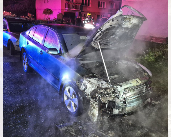 Noční požár auta v Ratiboři zaměstnal několik jednotek
