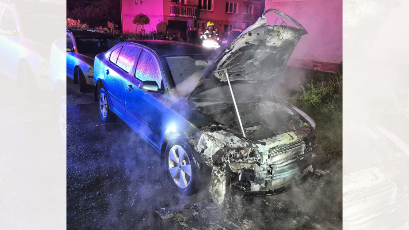 Noční požár auta v Ratiboři zaměstnal několik jednotek