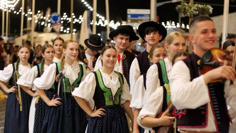 Valašské kroje na Azorech, Klobučan reprezentuje celé Česko