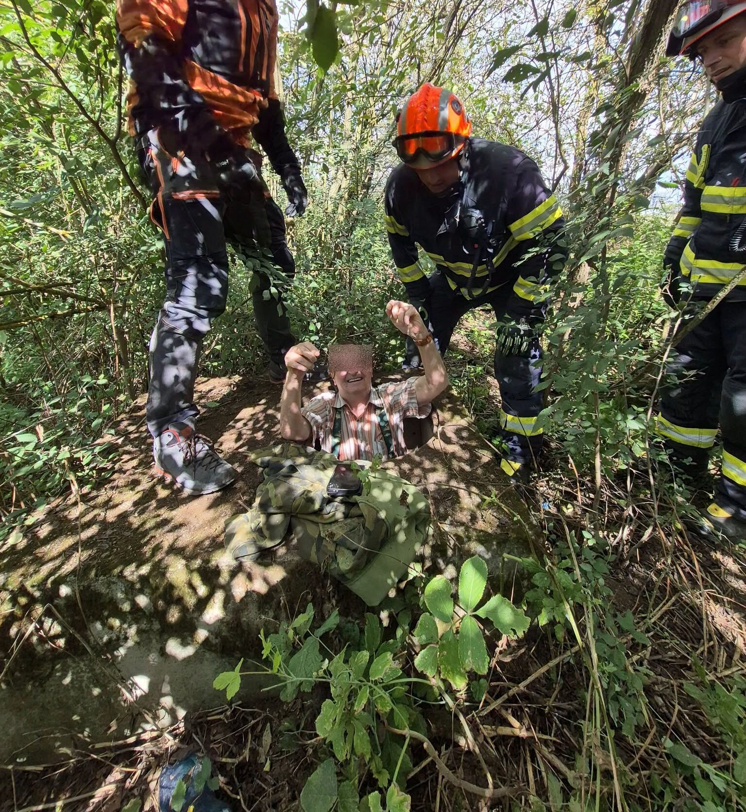 Rybář uvízl v šachtě až po ramena, ven mu pomohli hasiči
