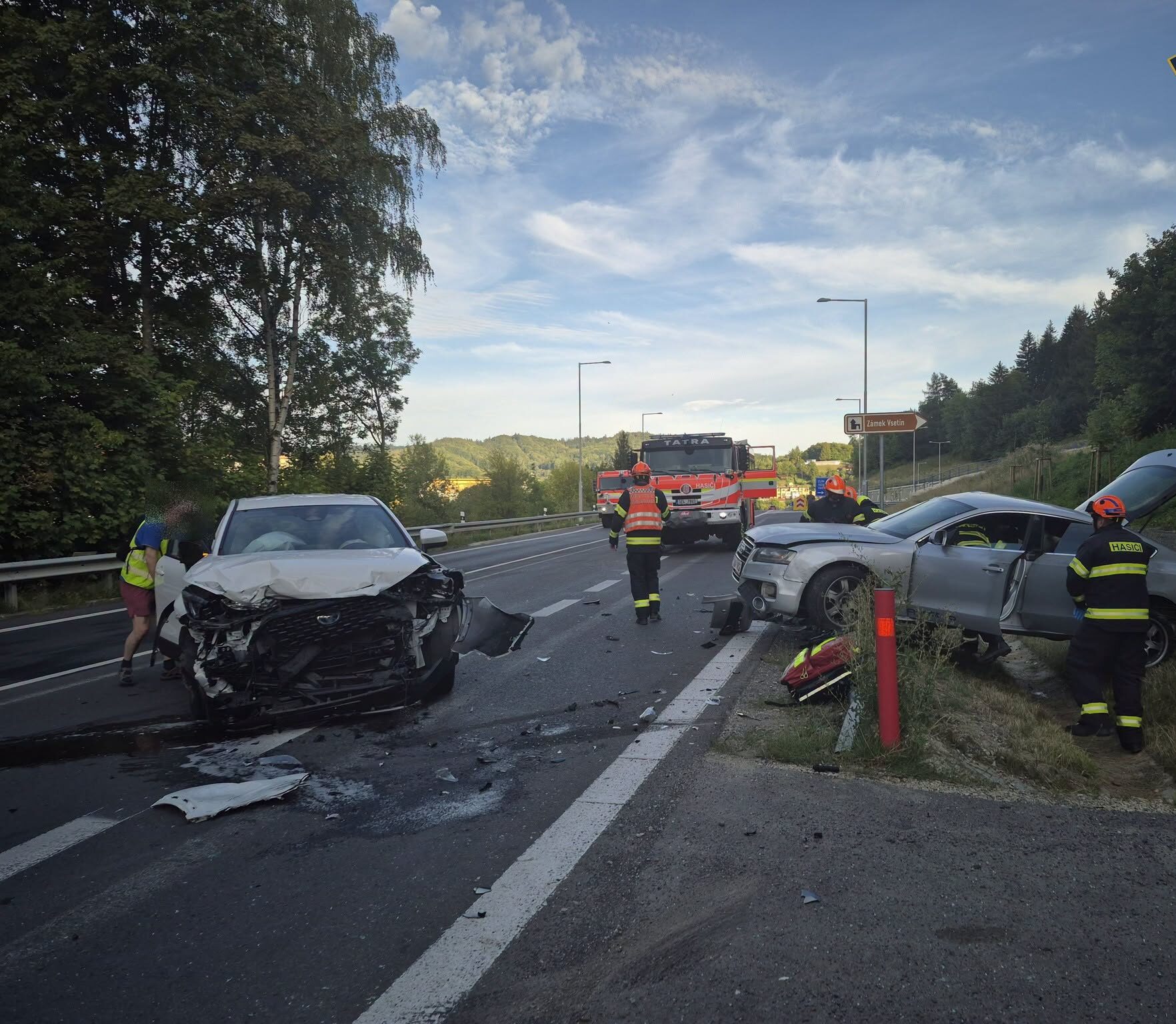 Nehoda ve Vsetíně uvěznila ženu v autě, silnice byla uzavřená