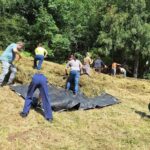 Přátelé Pulčinských skal znovu spojili síly, uklízeli i kosili