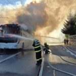 V Lutonině vzplál autobus, uvnitř bylo kolem 50 lidí