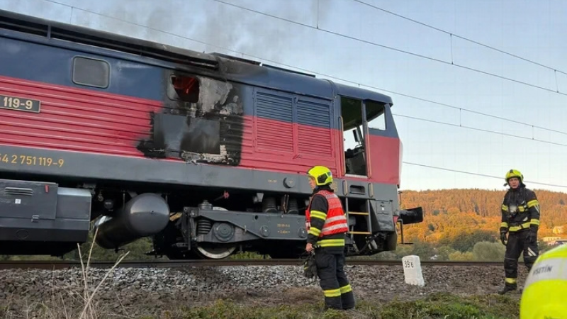 Lokomotivu mezi Vsetínem a Jablůnkou zachvátil požár
